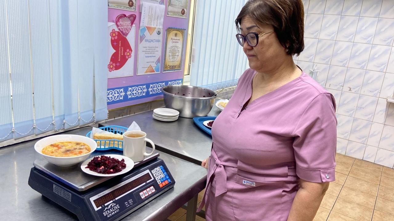 Мектеп асханасында оқушыларға пайдалы әрі құнарлы тағамдар ұсынылады.